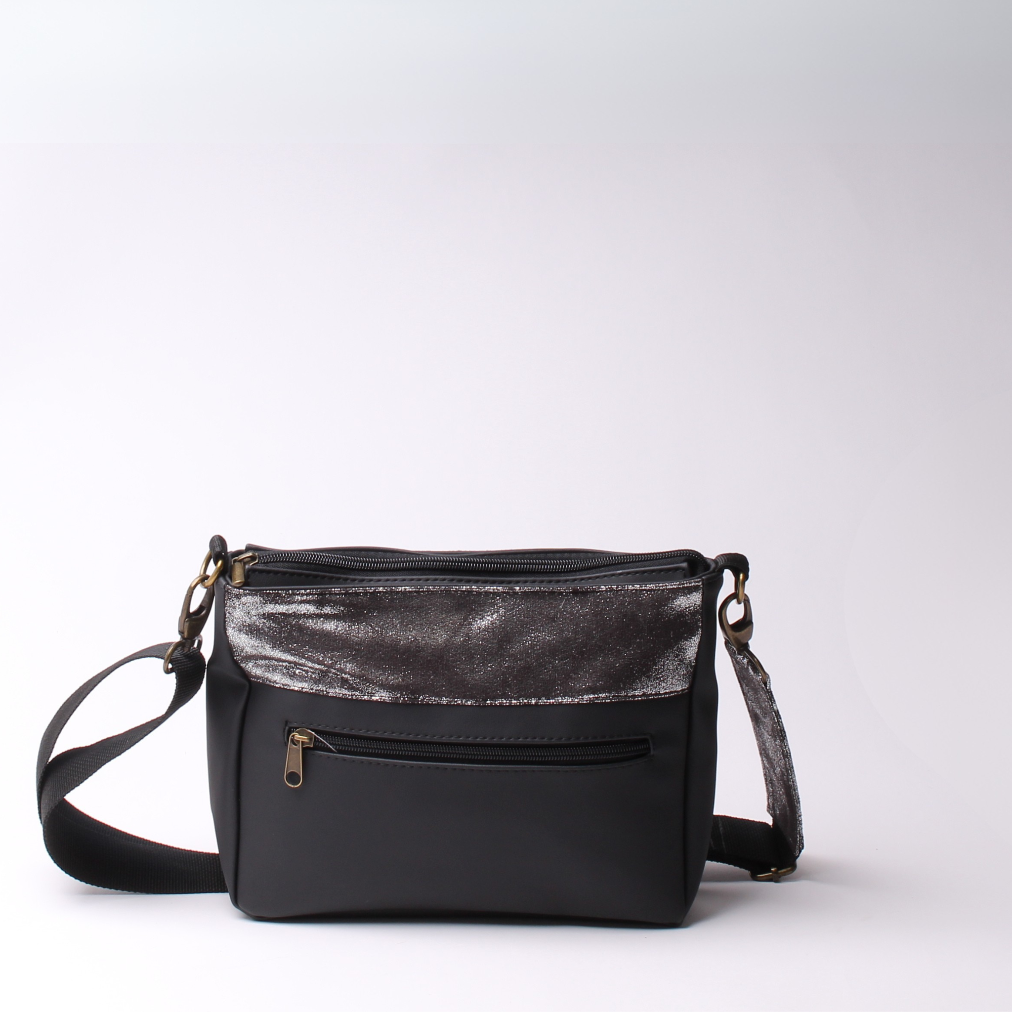 תיק צד SLIDE-כסוף משופשף ושחור