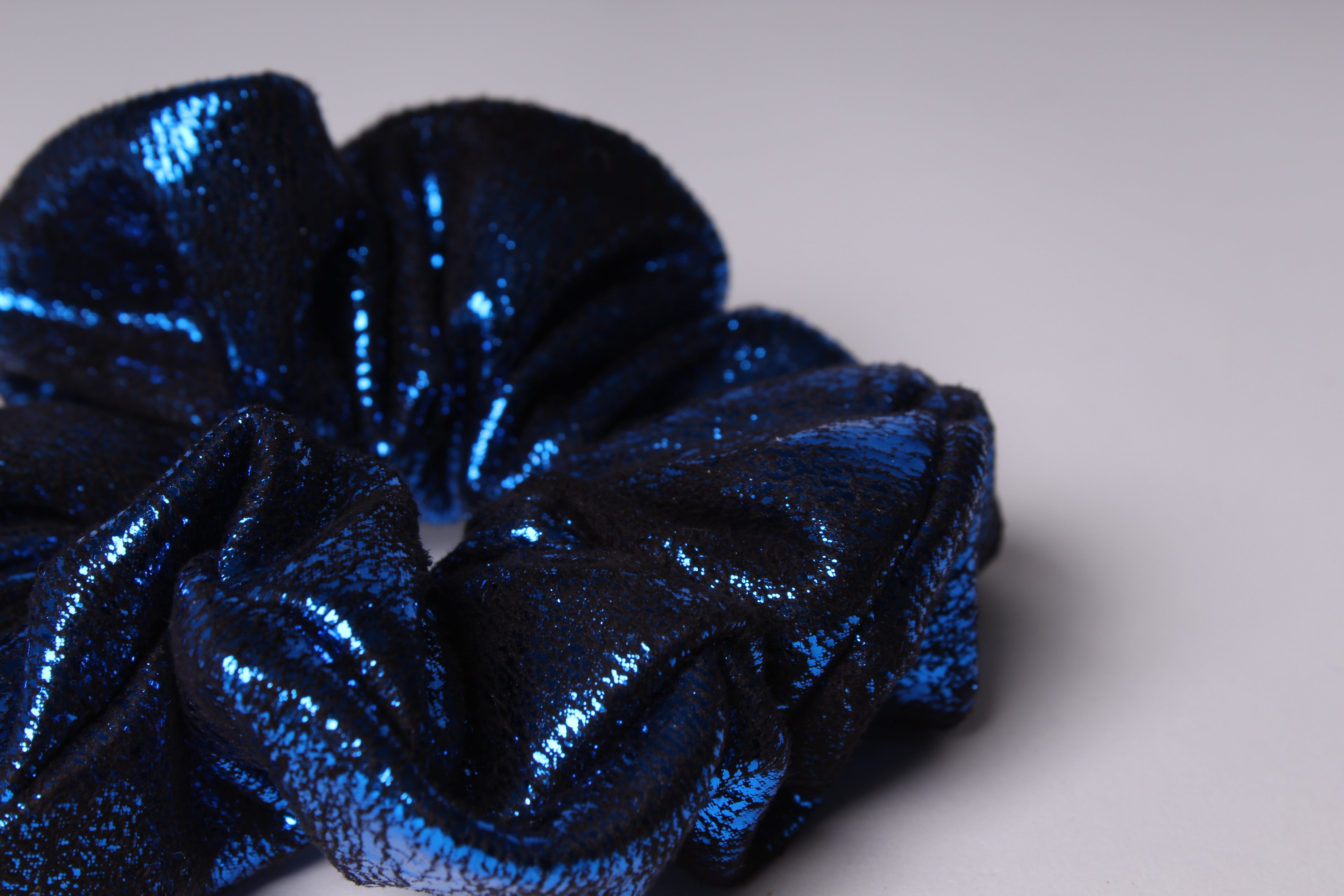 סקראנצ'י כחול משופשף