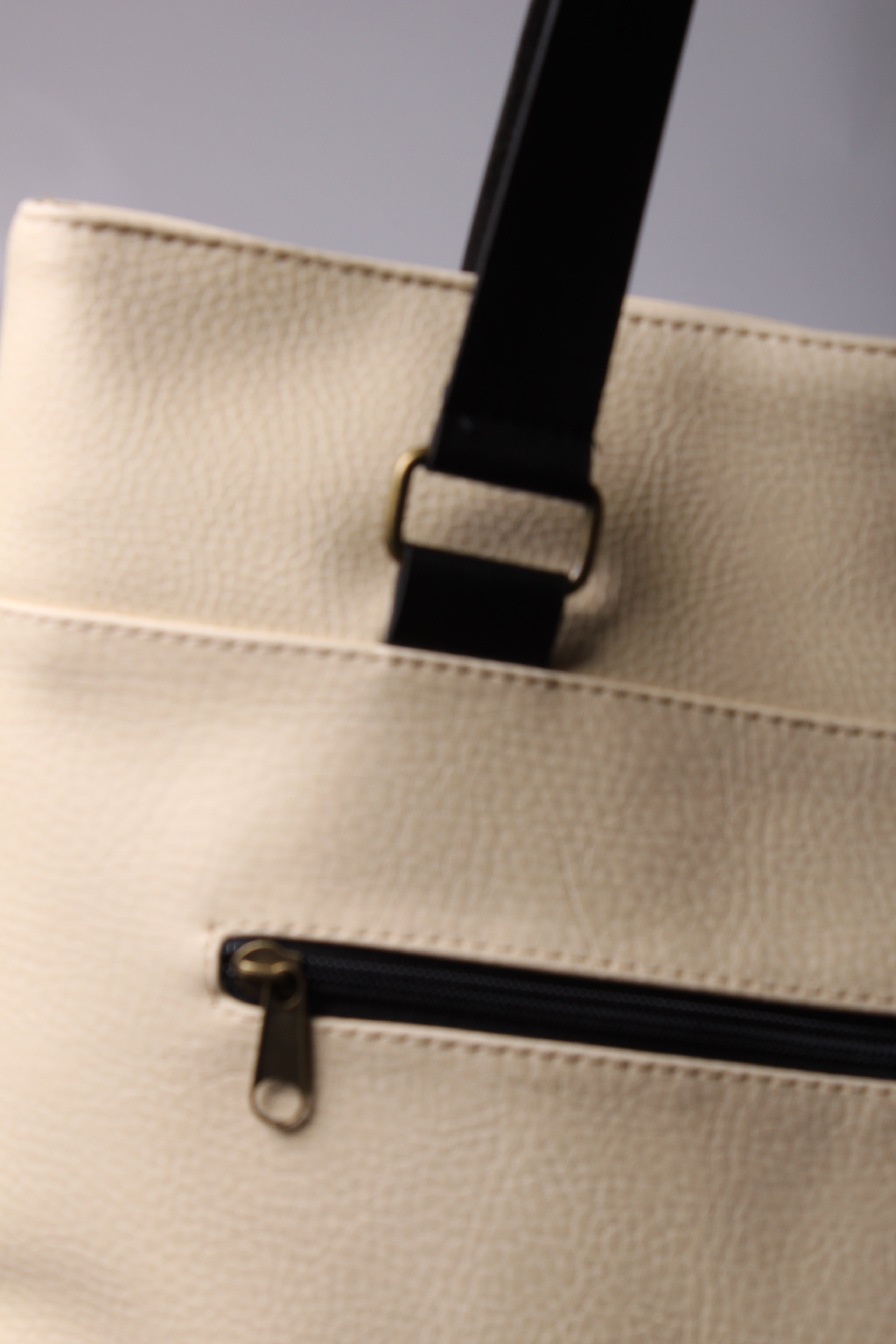 תיק כתף קרם