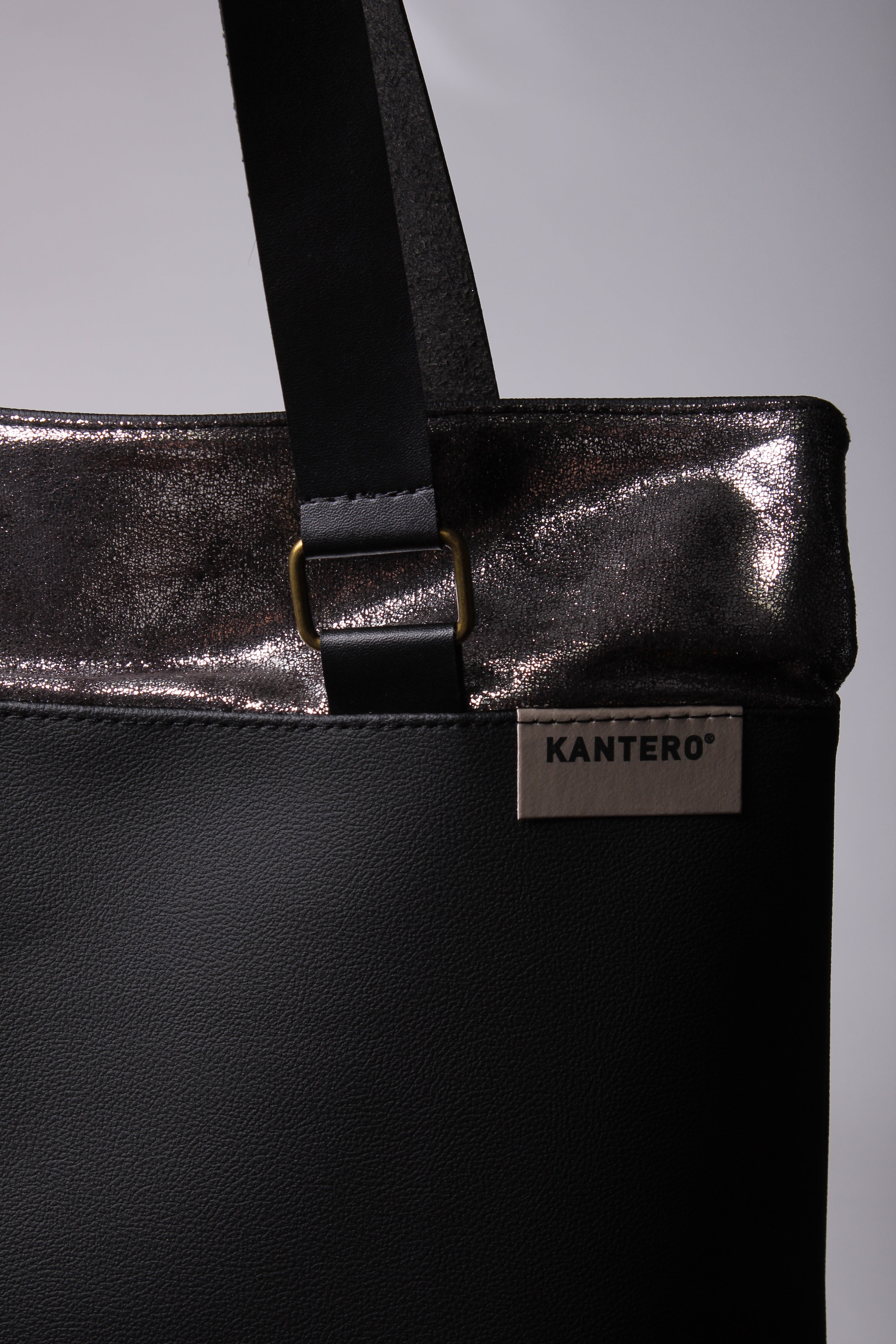 תיק כתף כסוף משופשף ושחור