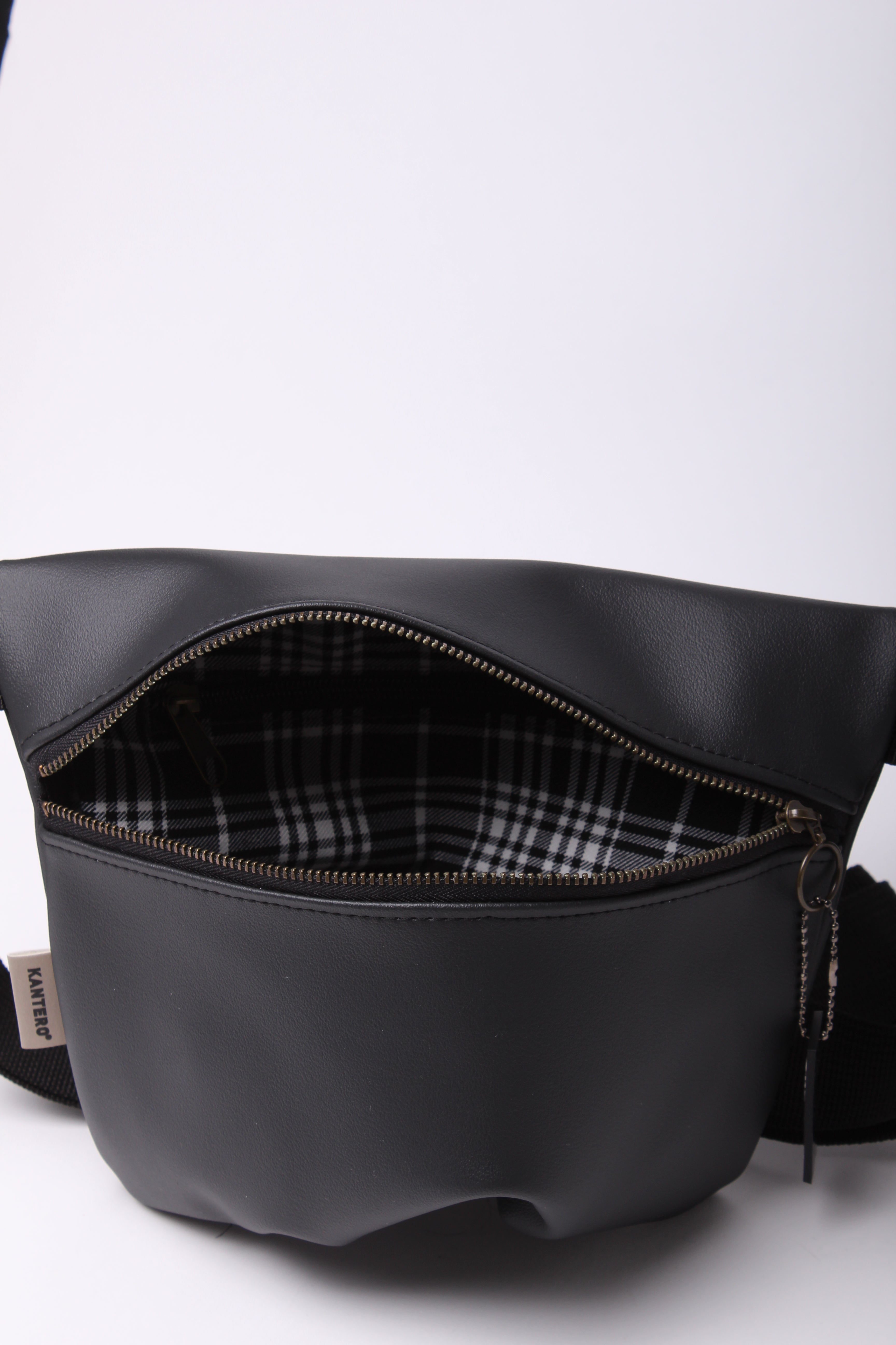 פאוץ' מרובע שחור מט