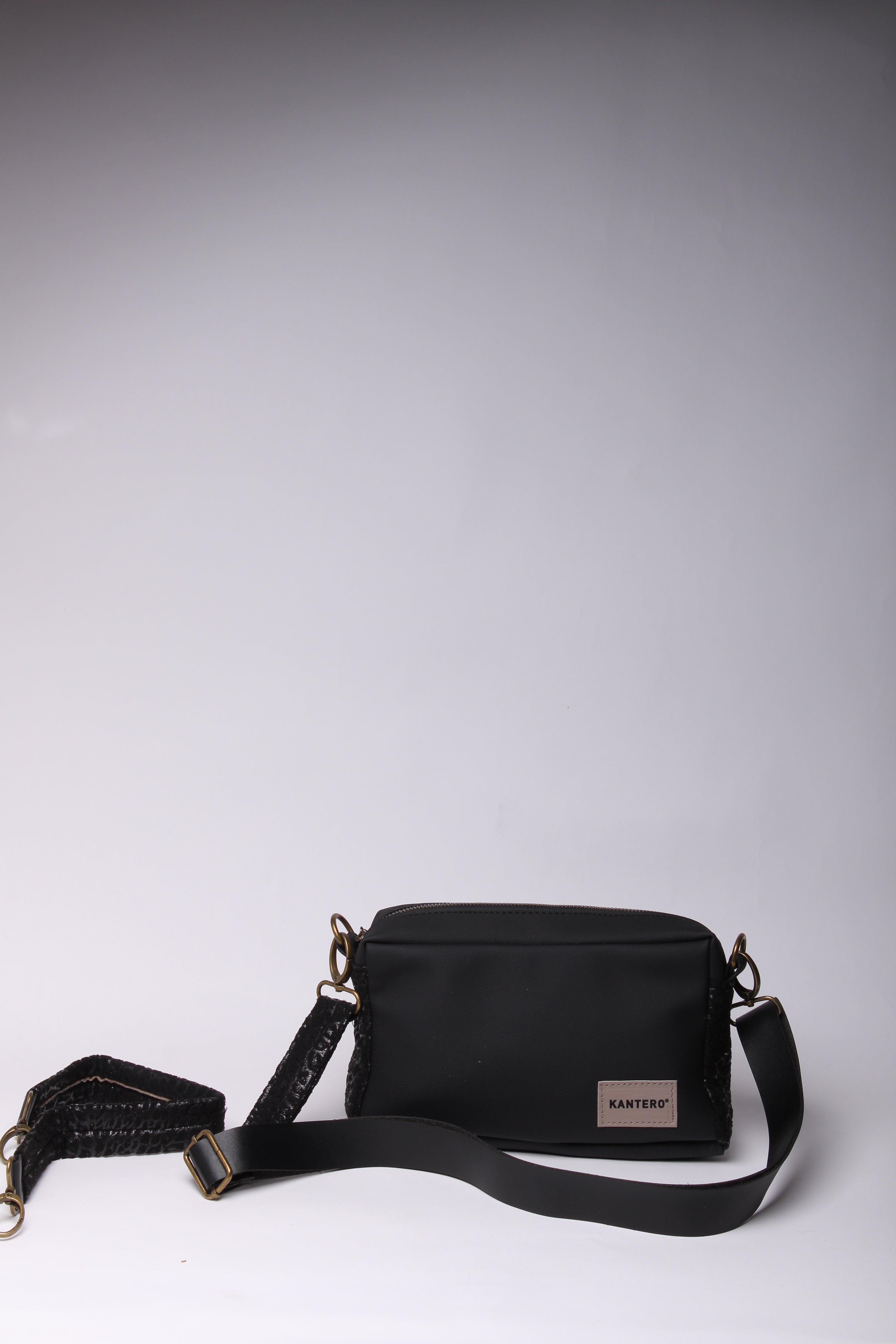 תיק צד קטן EDIT -הדפס תנין שחור ושחור