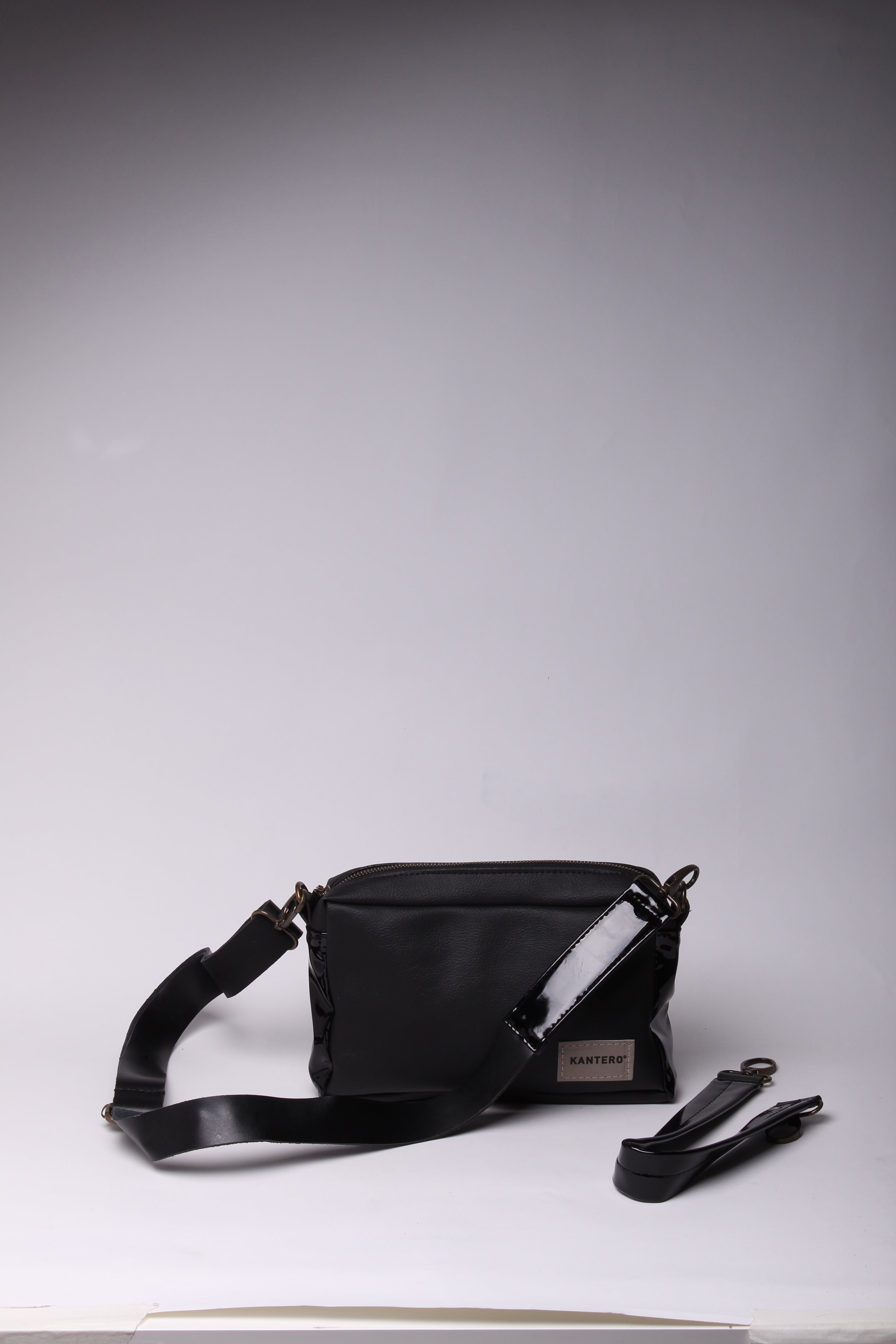 תיק צד קטן EDIT-שחור לקה ושחור