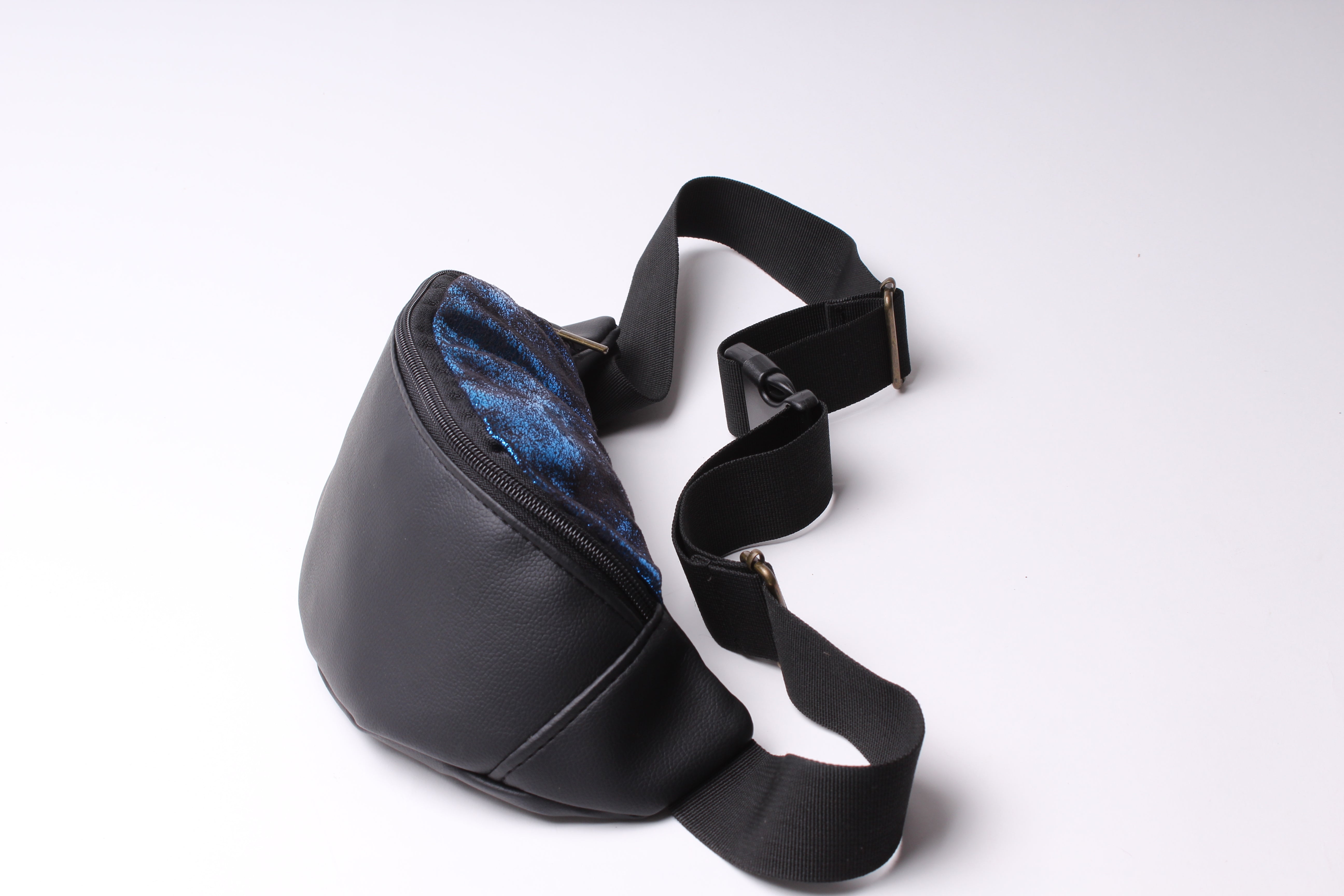 פאוץ׳ קלאסי כחול משופשף ושחור