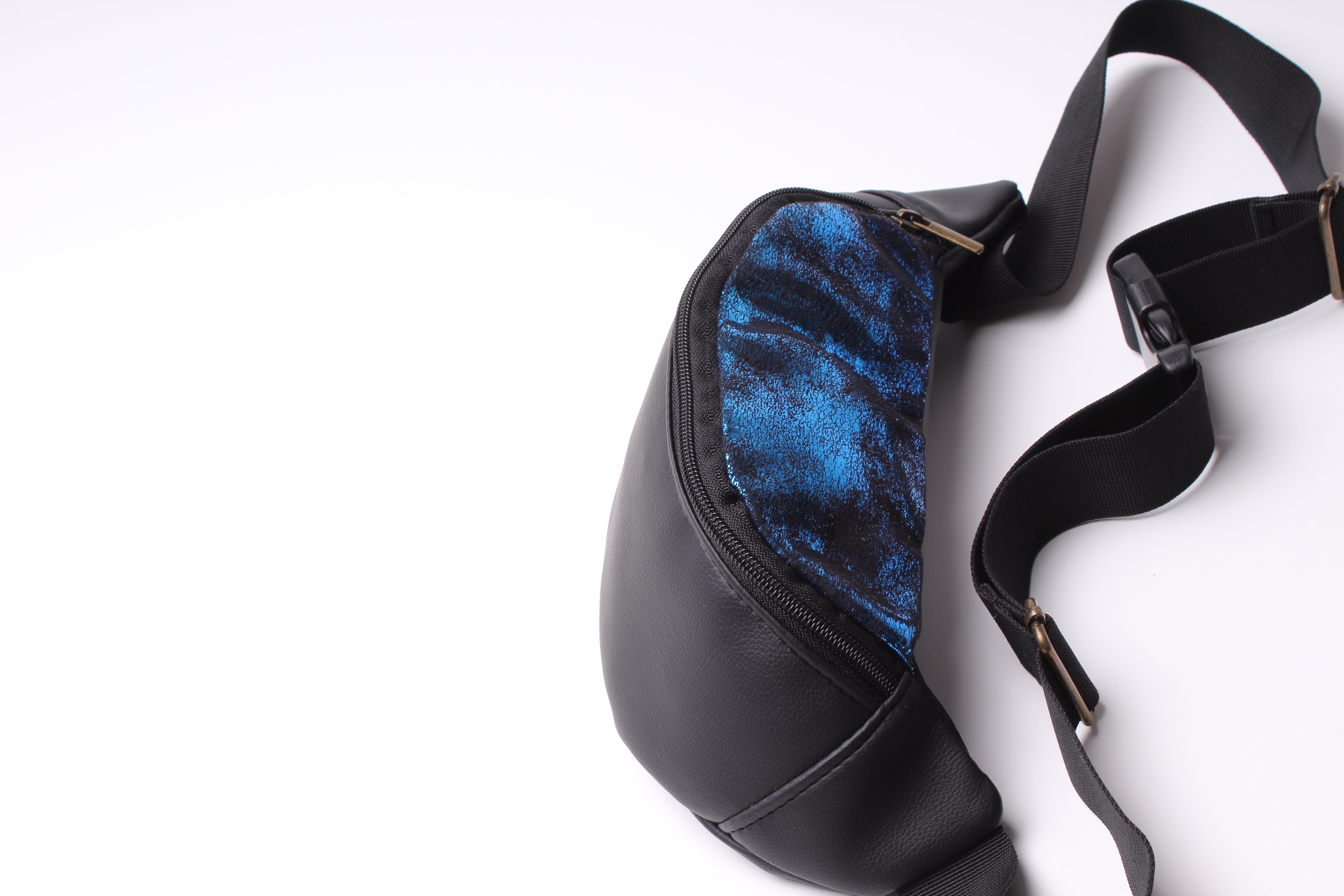 פאוץ׳ קלאסי כחול משופשף ושחור