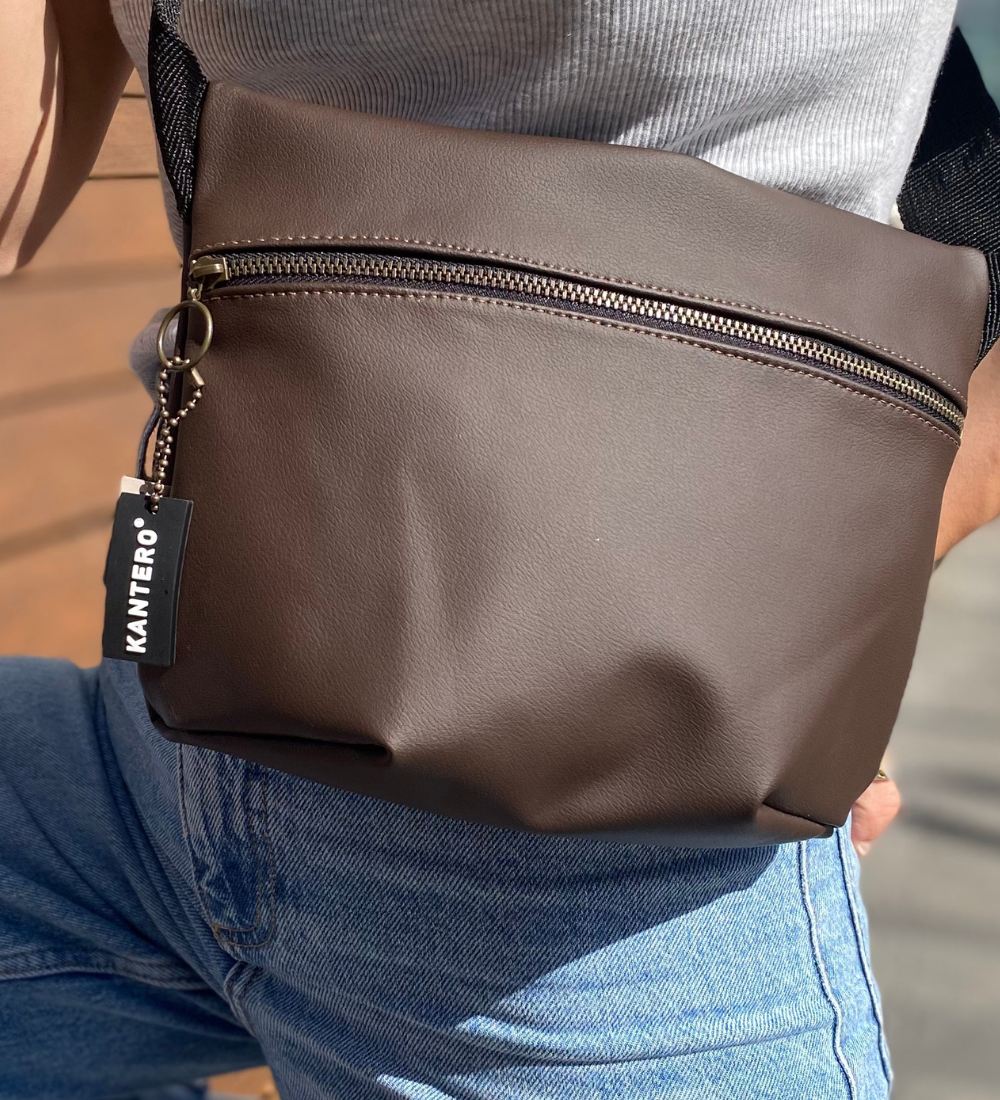 פאוץ' מרובע חום כהה