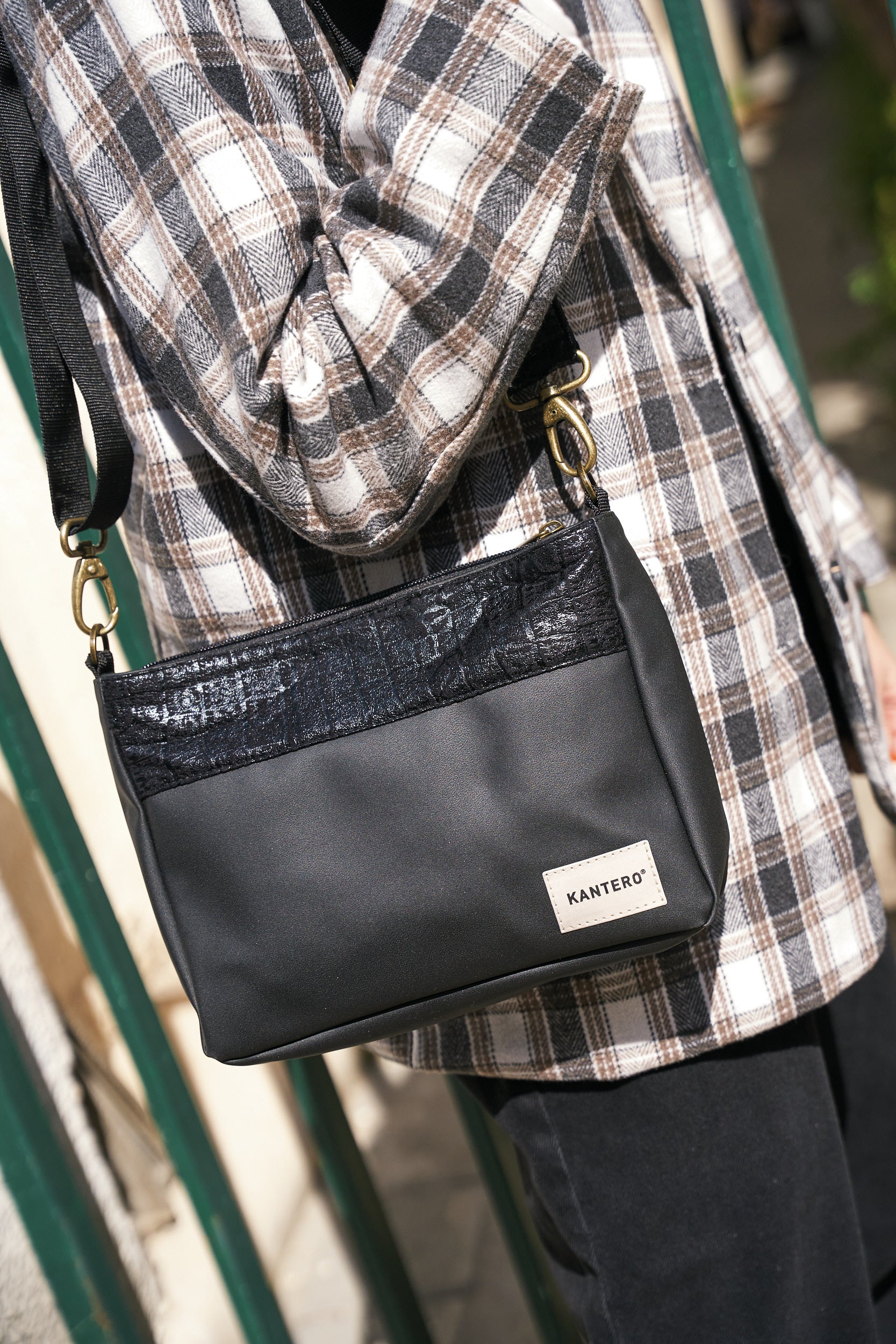 תיק צד SLIDE -הדפס תנין שחור ושחור