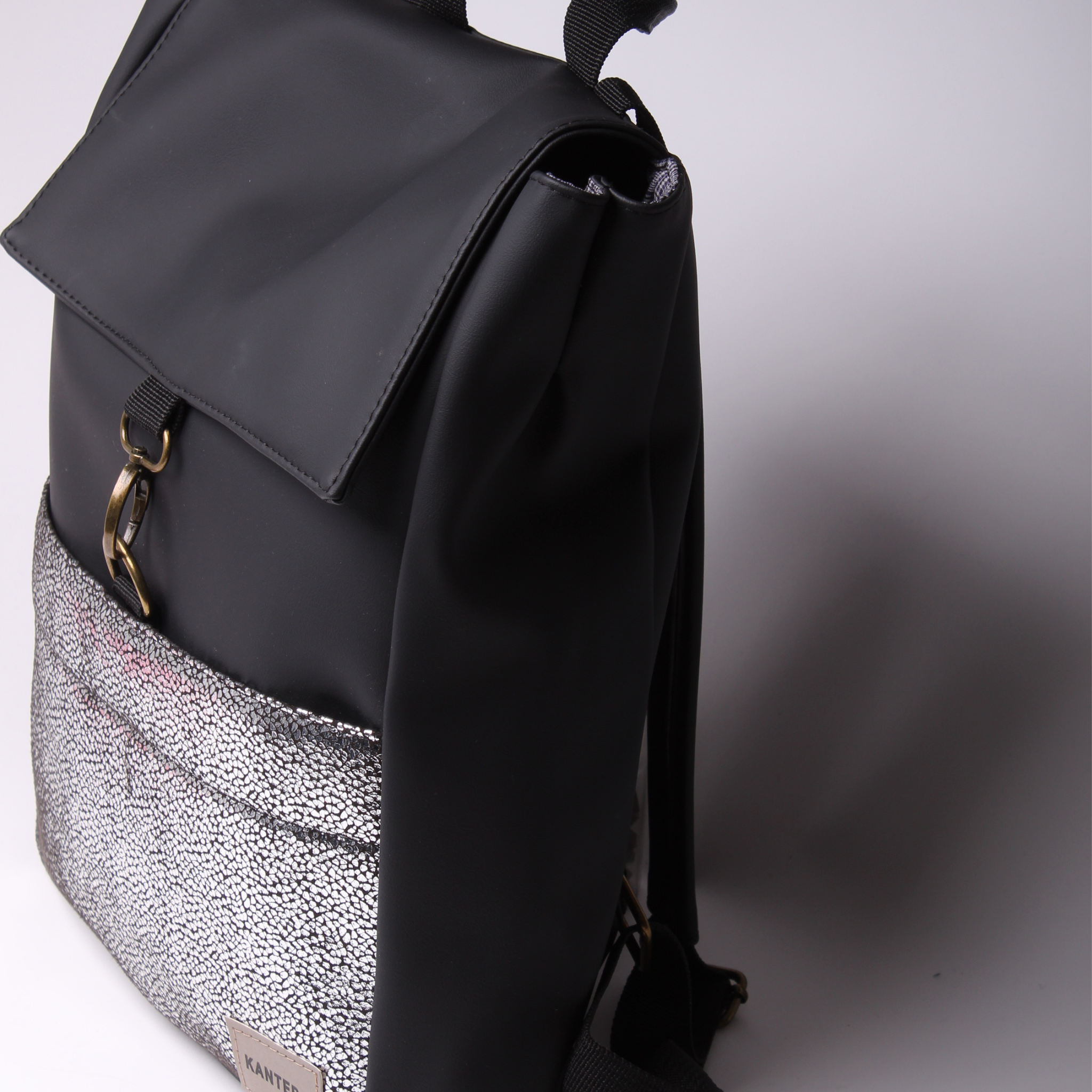 תיק גב אקספרט- נצנצים כסוף כהה ושחור