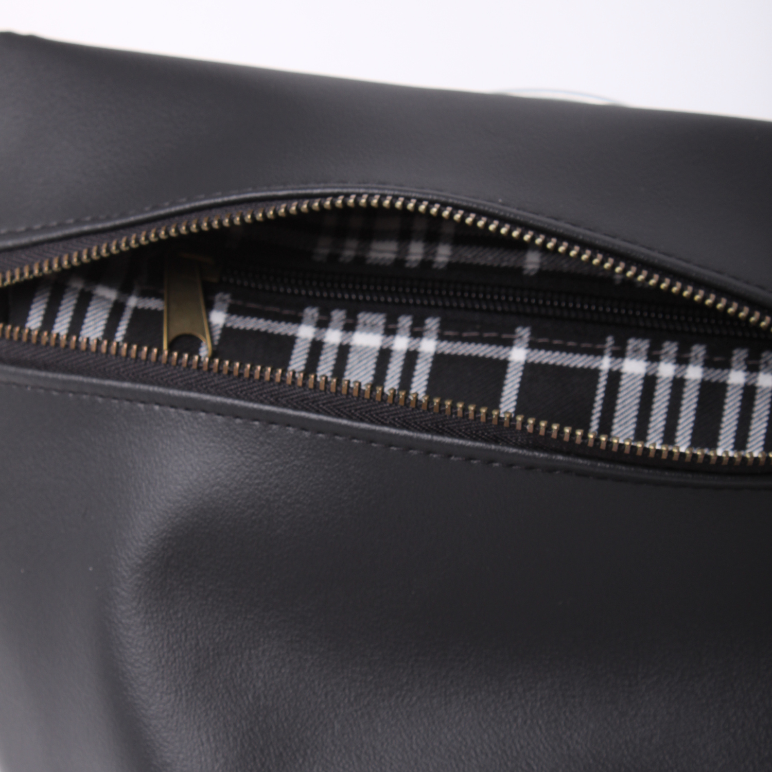 פאוץ' מרובע שחור מט