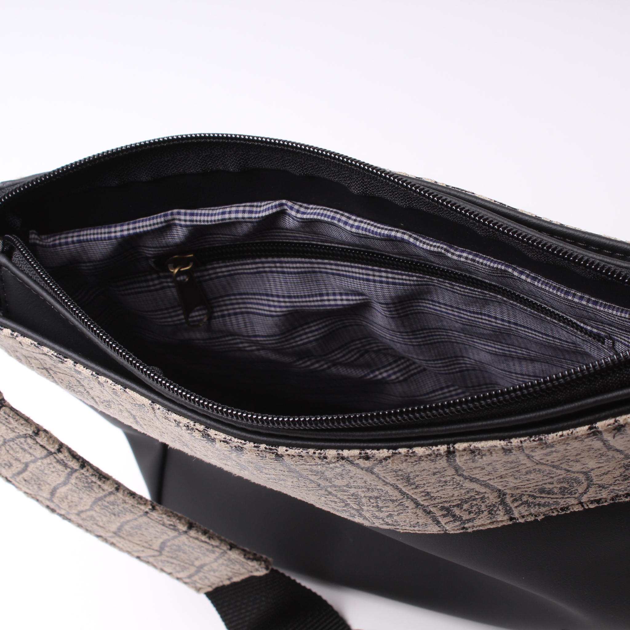 ⁨תיק צד  SLIDE-הדפס תנין ושחור⁩