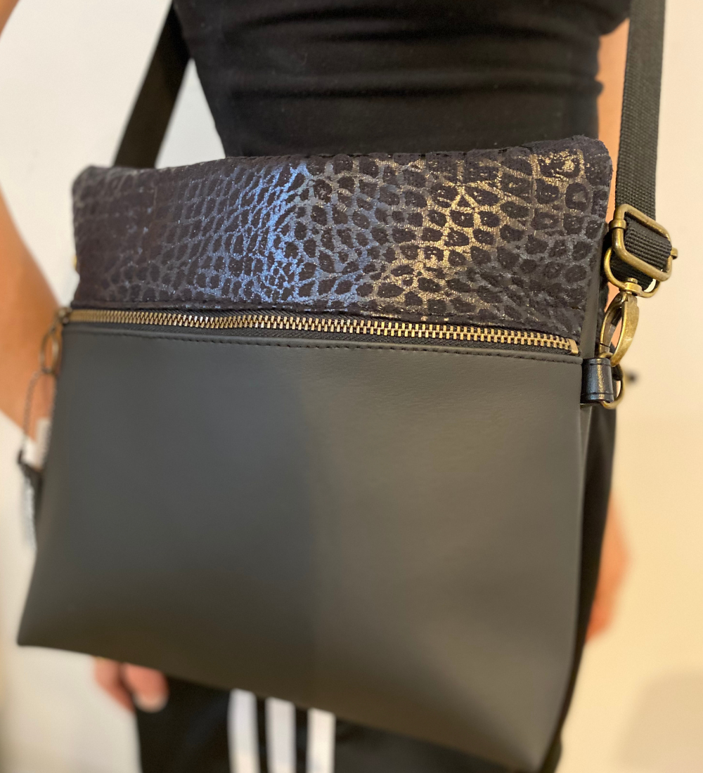 ⁨מיני 4 ב-1 הדפס תנין שחור ושחור ⁩