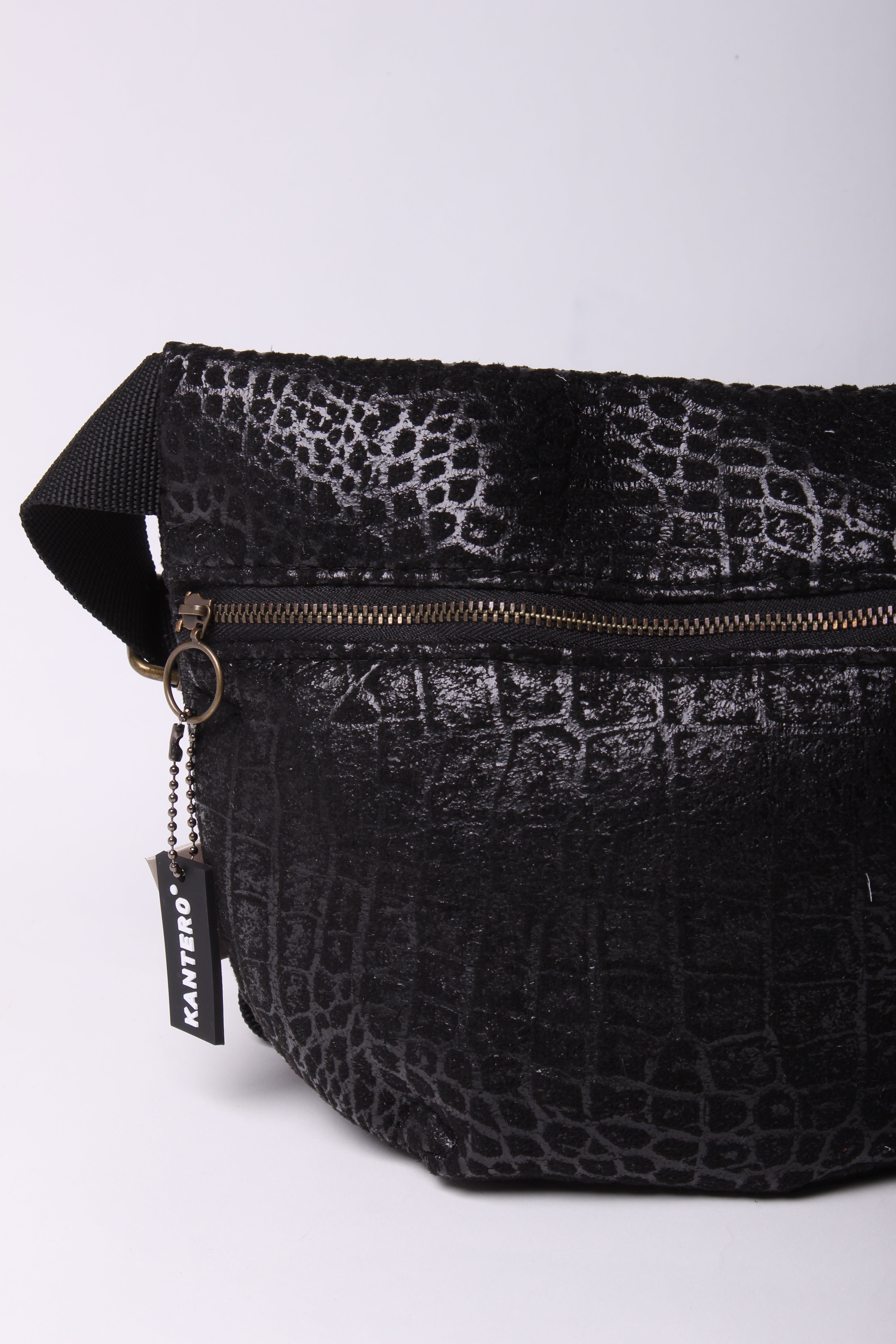 פאוץ מרובע תנין שחור