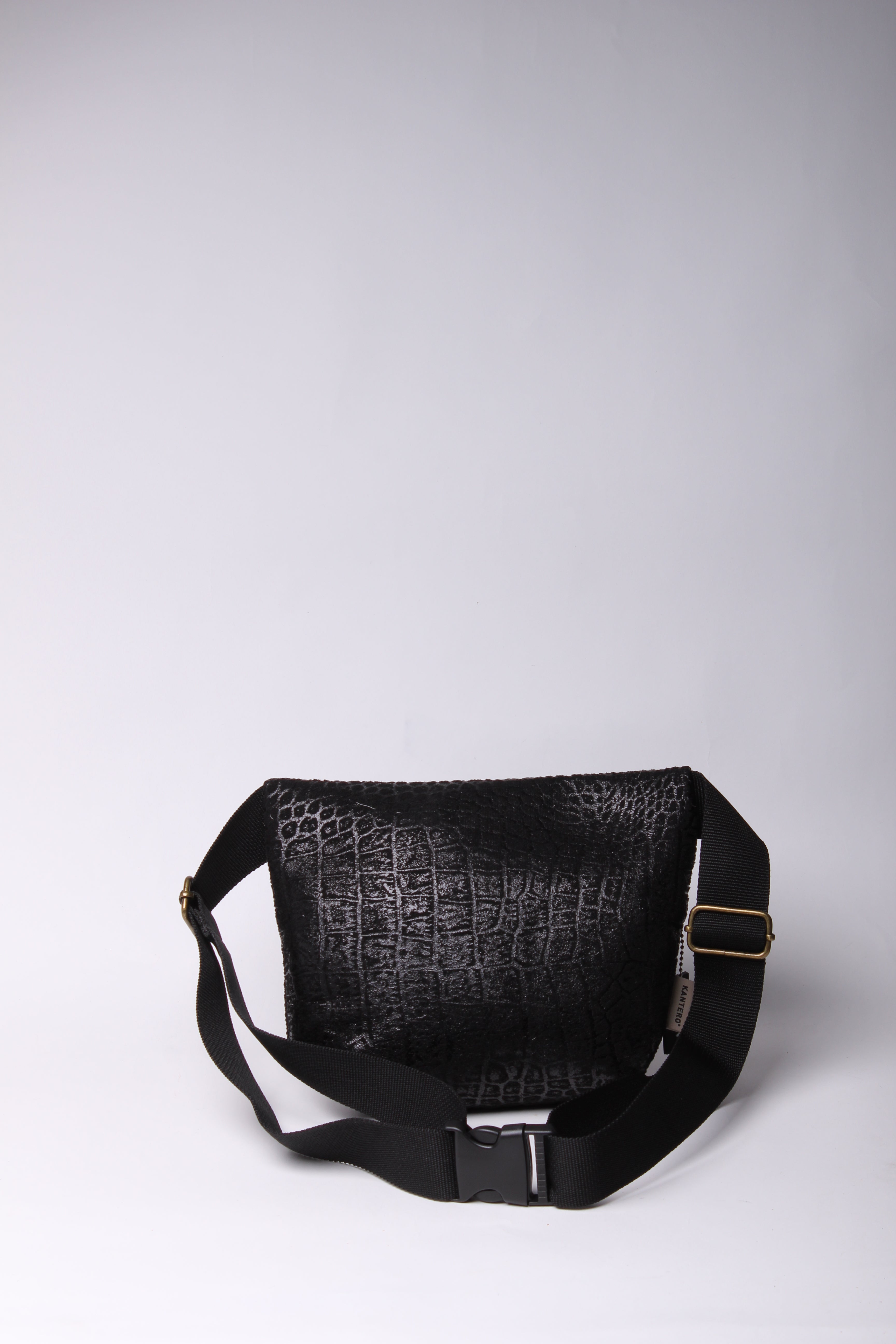 פאוץ מרובע תנין שחור