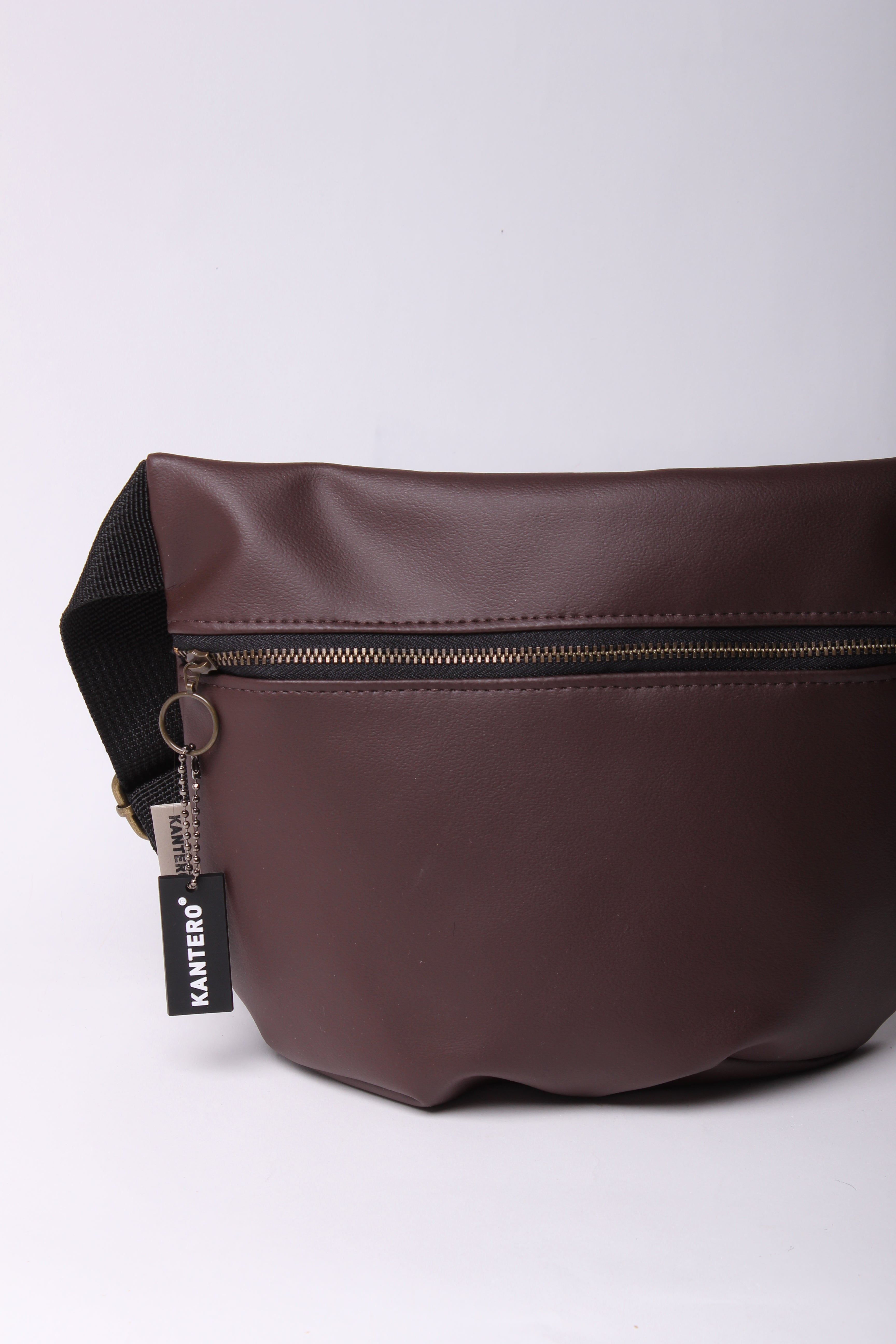 פאוץ' מרובע חום כהה