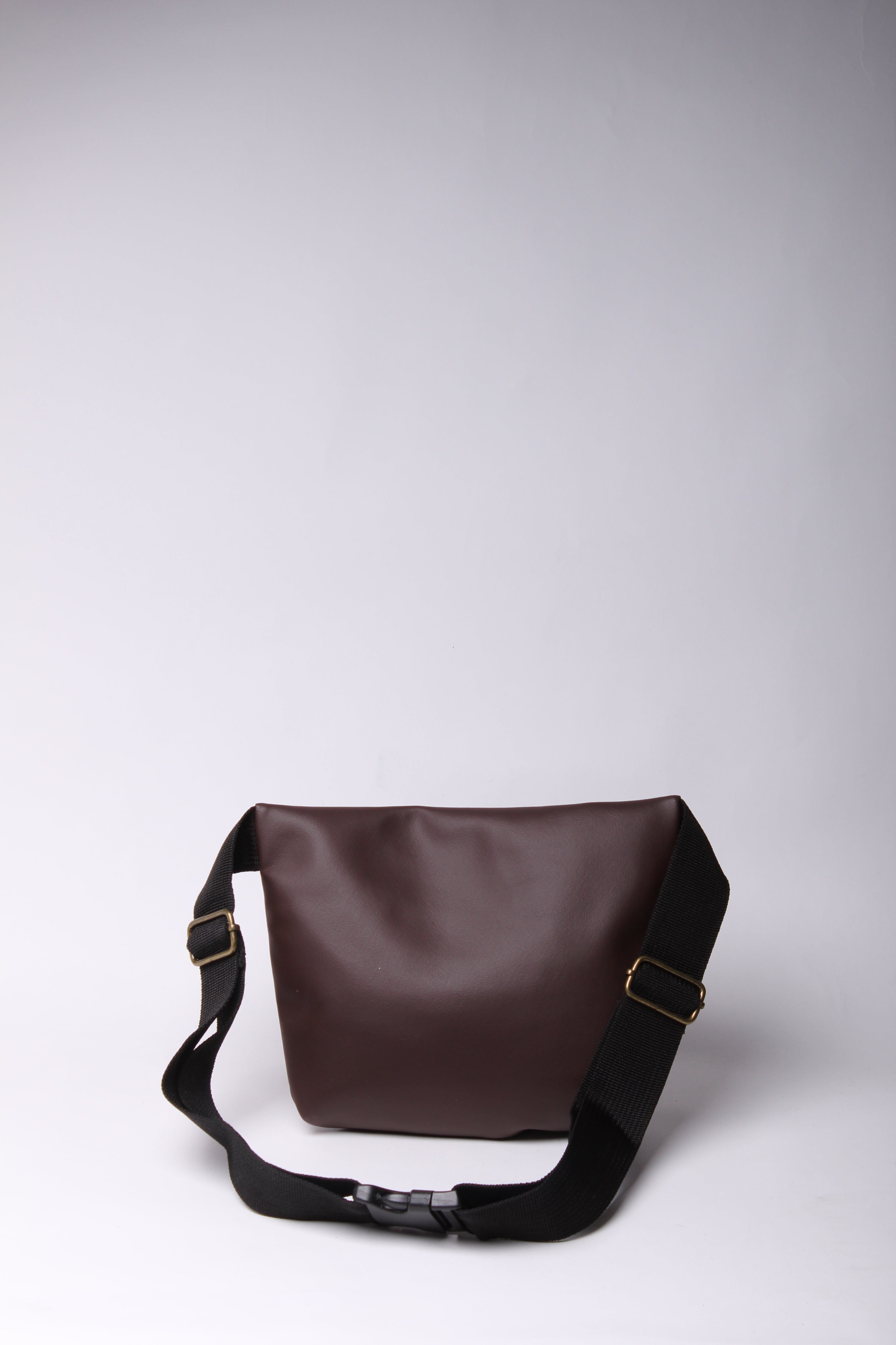 פאוץ' מרובע חום כהה