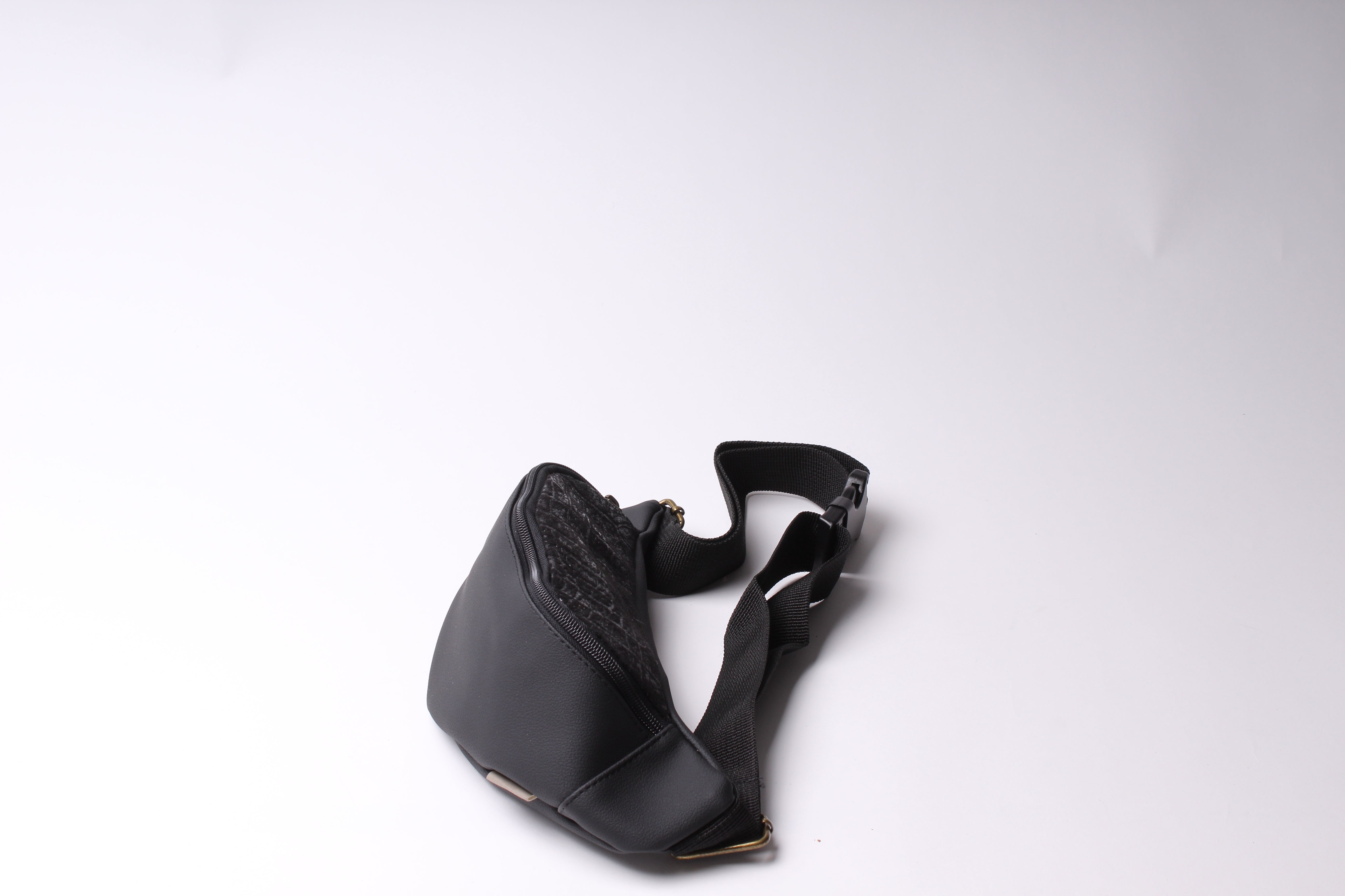 פאוץ׳ קלאסי תנין שחור ושחור