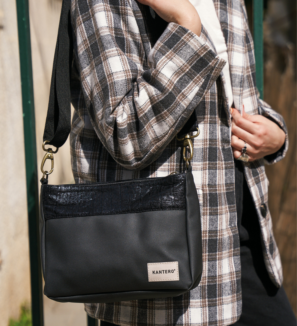 תיק צד SLIDE -הדפס תנין שחור ושחור