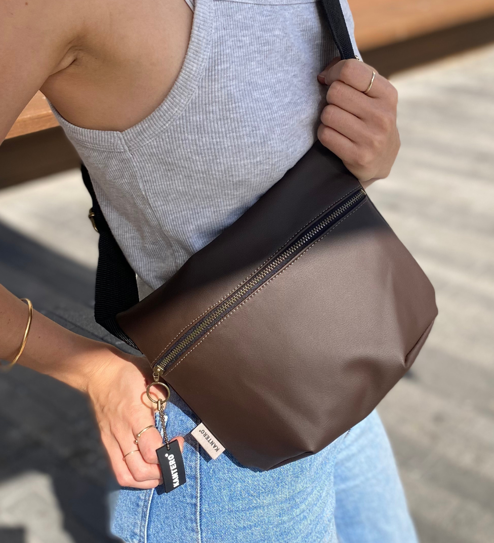 פאוץ' מרובע חום כהה