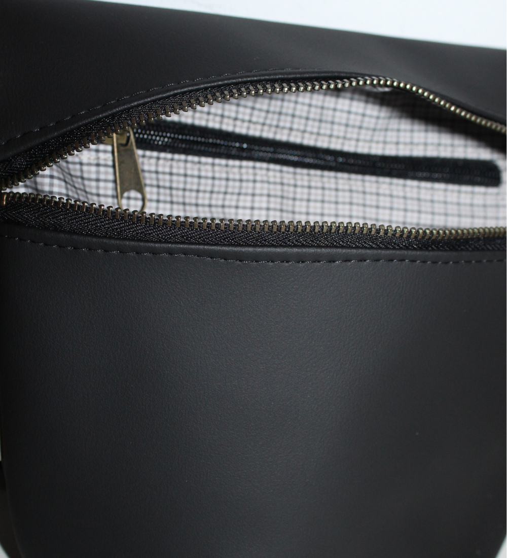 פאוץ' מרובע שחור נצנצים