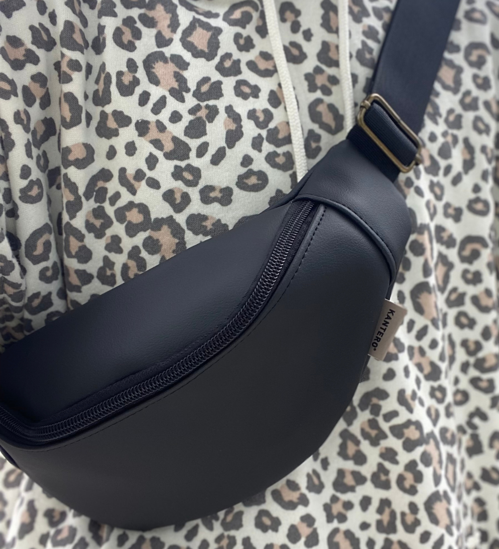 פאוץ' קלאסי שחור מט