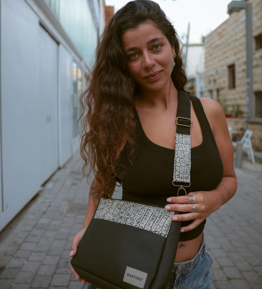 ⁨תיק צד  SLIDE-הדפס תנין ושחור⁩